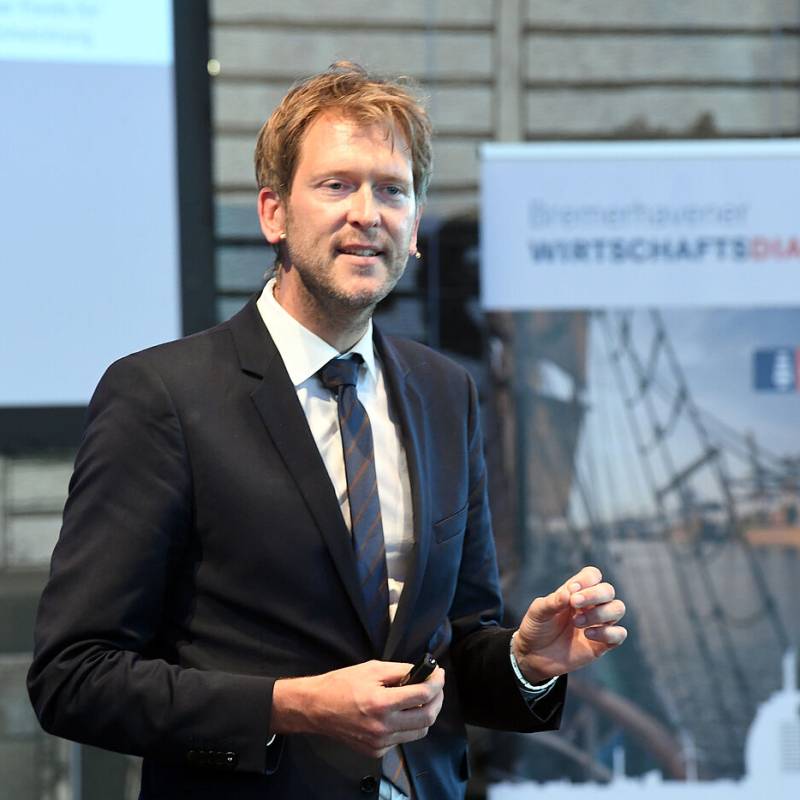 Der Moderator bei der Eröffnungsrede des Events