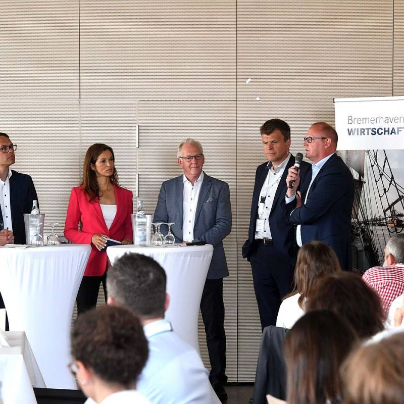 Begrüßungsredner:innen auf der Bühne