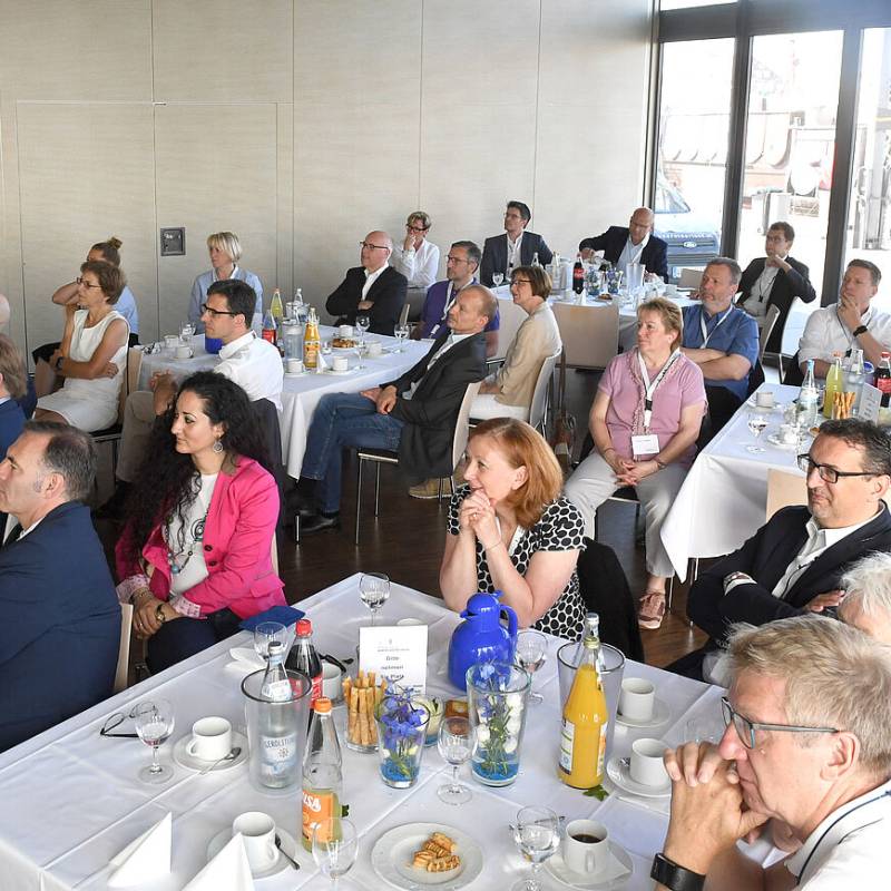 Zuhörerschaft bei der Begrüßungsrede