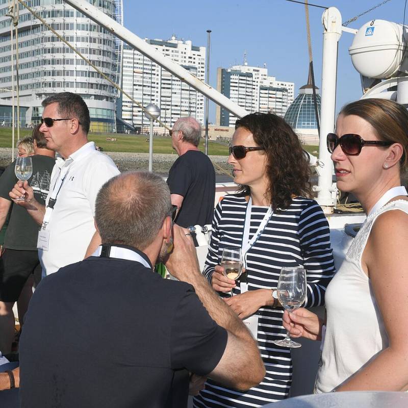 Menschenmenge auf einem Segelschiff mit Blick auf die Küste Bremerhavens
