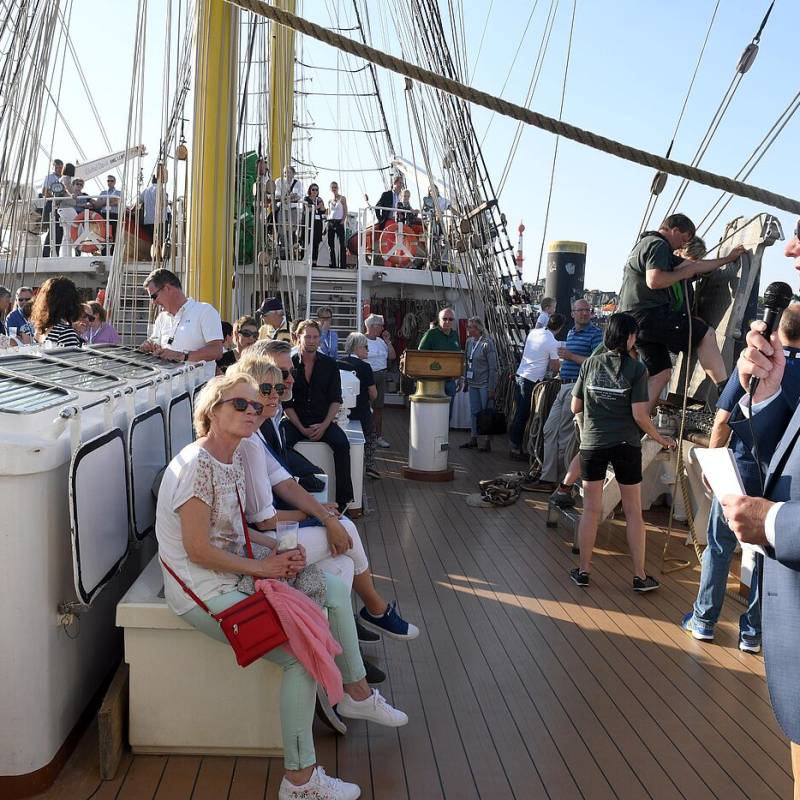 Menschenmenge auf einem Segelschiff mit Redner
