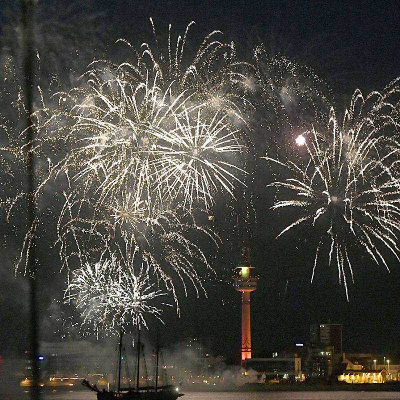 Feuerwerk über Bremerhaven bei Nacht