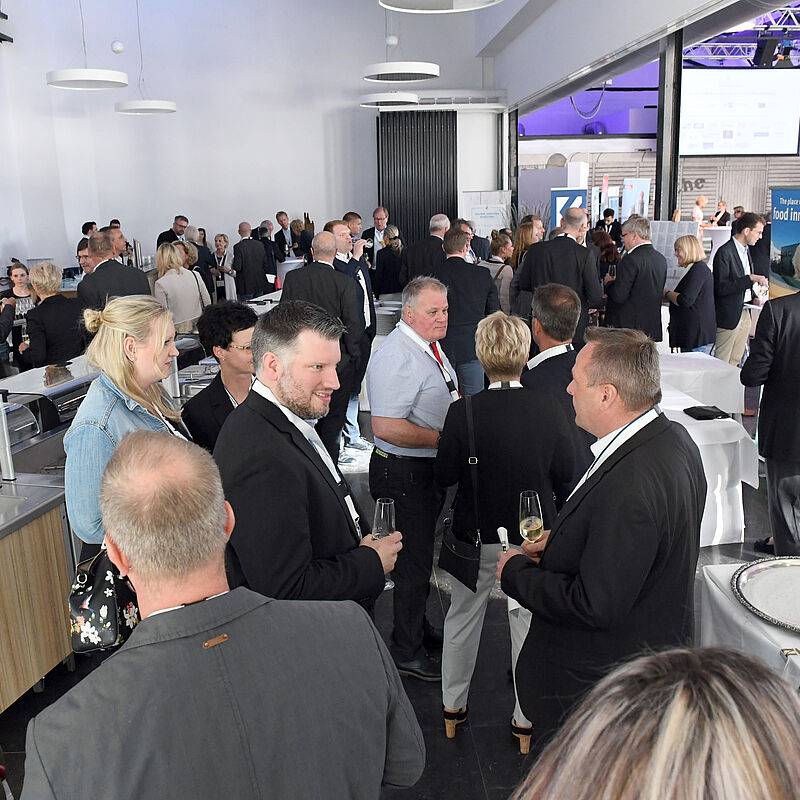 Menschengruppe in kleinen Zwischengesprächen