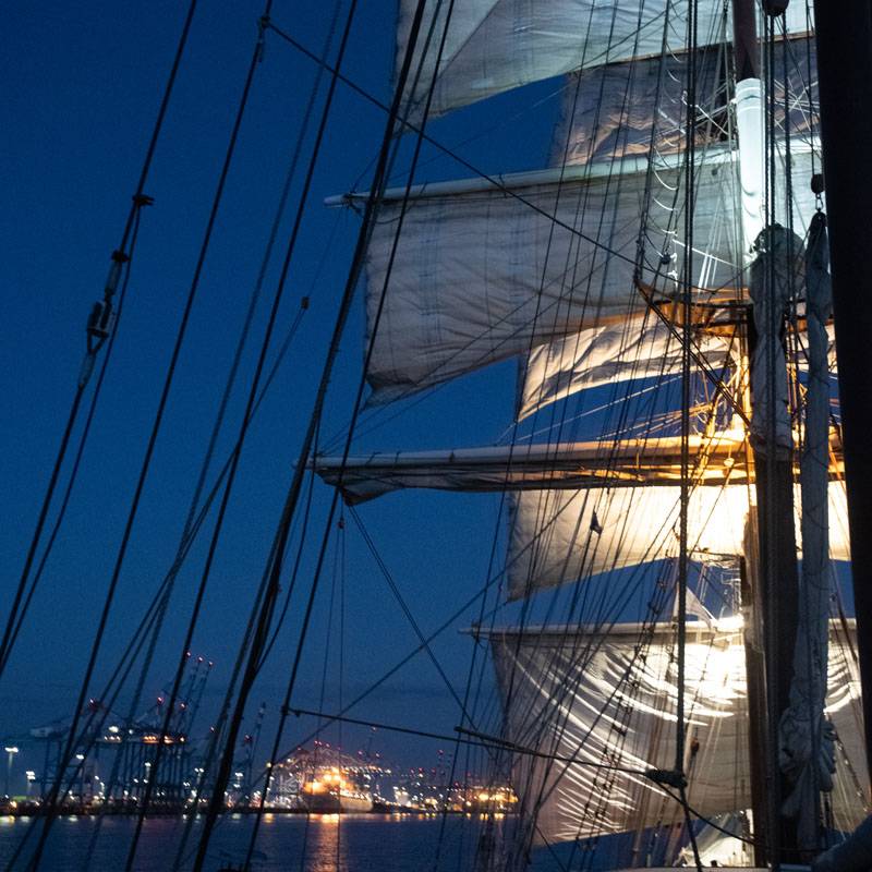 Schiffsdeck bei Nacht