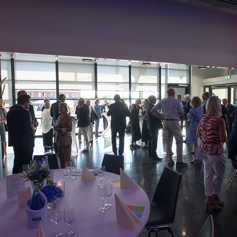 Menschenansammlung beim Warten auf den Beginn des Wirtschaftsdialog