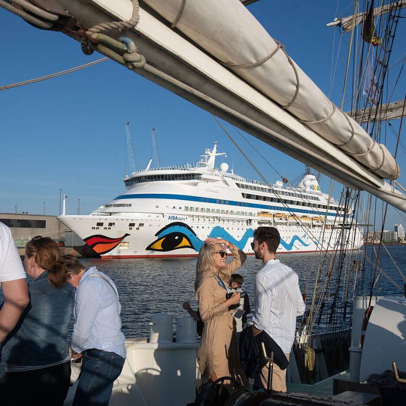 Blick von einem Segelschiff auf einen großen Kreuzfahrtdampfer